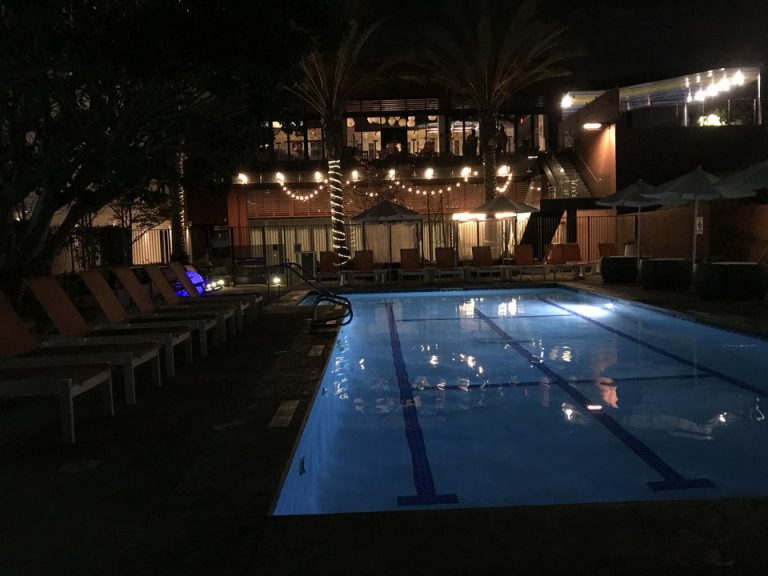 夜のライトアップされたプール