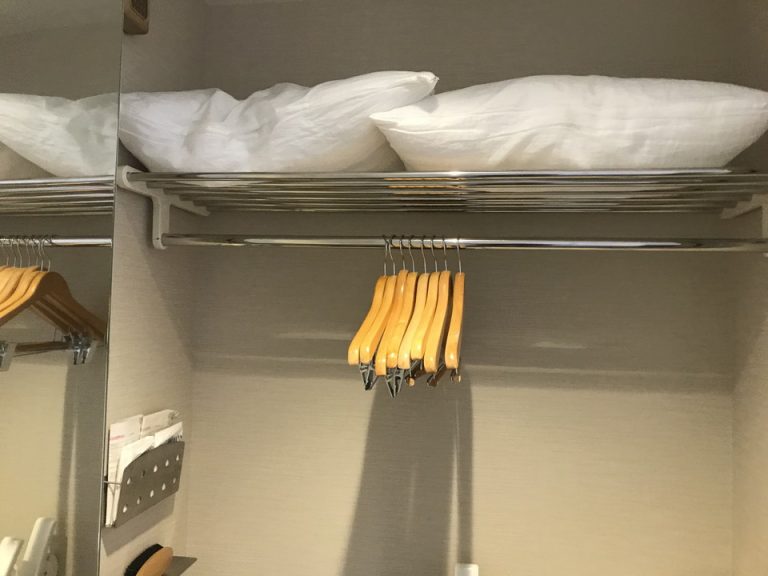クローゼットには追加のピローがありました