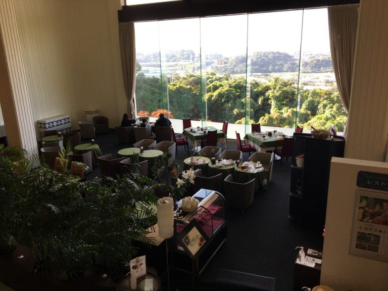 地下1階レストランー朝食会場の手前にあるバーです。眺め最高!