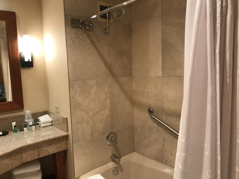 バスタブ付きのシャワールーム