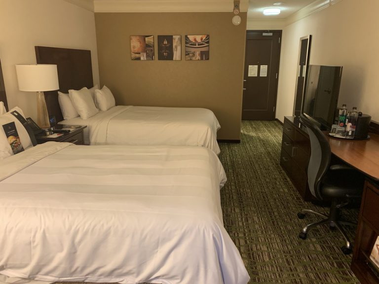 窓側から見た客室内