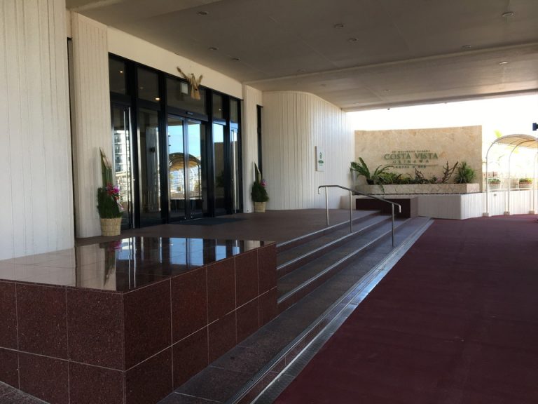 エントランス外観−2