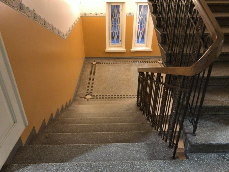 エレベーターホール客室階(下階へ降りる階段)