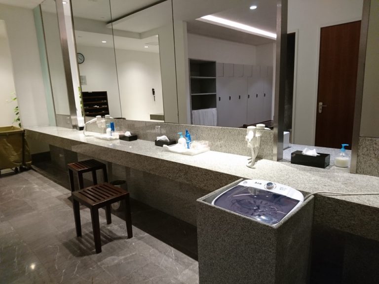 更衣室内ドレッサーと脱水機