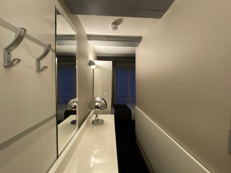 客室全体入口方向(1)