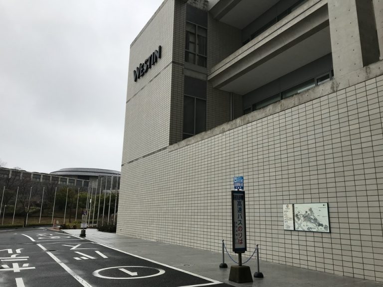 エントランスでてすぐ。