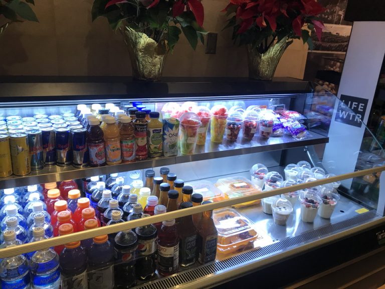カフェにはヨーグルトやフルーツもありました