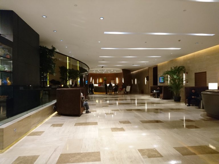 西側エントランスからフロント方向