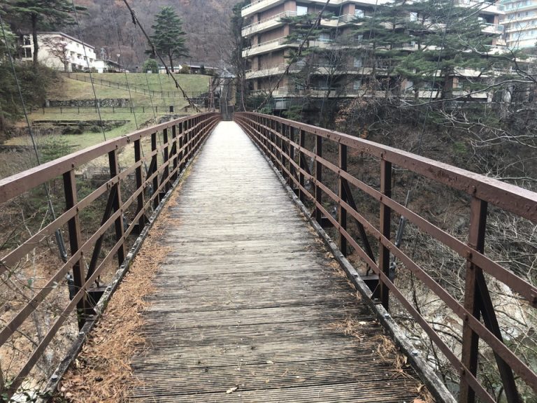 鬼怒川を越える吊り橋