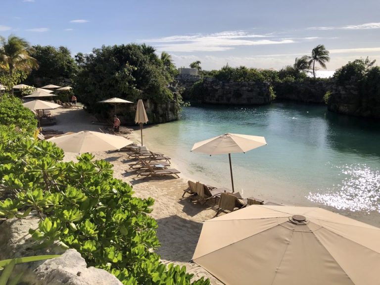 ホテル内のビーチは穏やかなのでこちらで過ごす人が多いです。