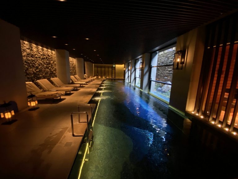 屋内プールは落ち着きやすい空間でした