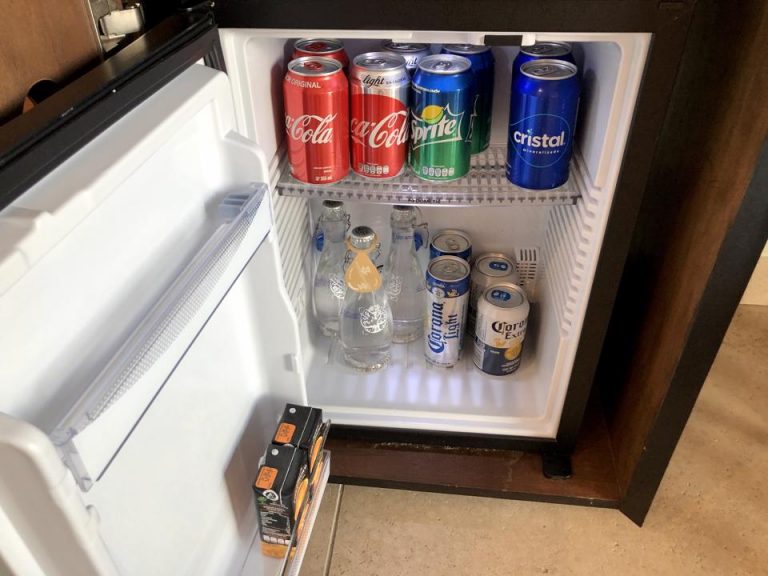 冷蔵庫の中にはビール、ジュース、水が入っています。