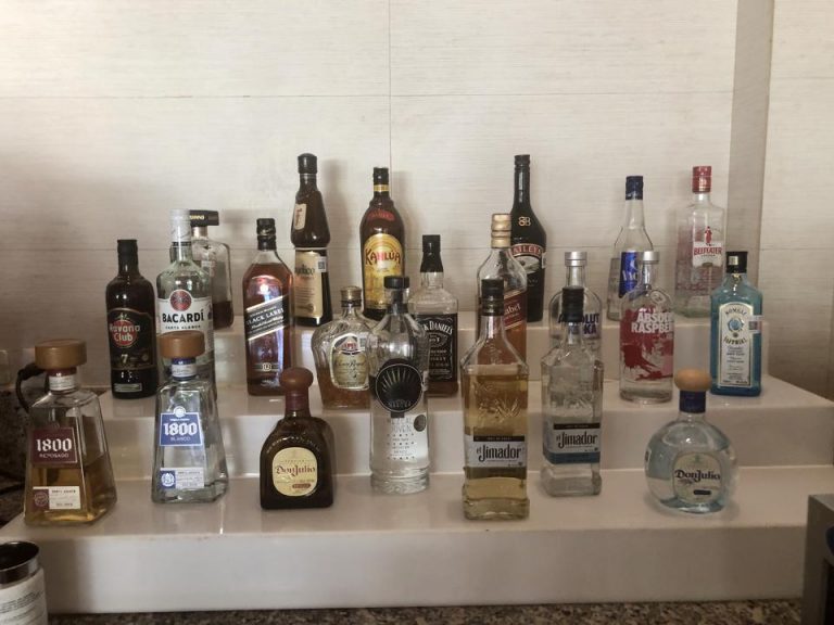 24-HOUR IN-SUITE DINING お酒も飲み放題ですが、お酒の提供は23時までです。