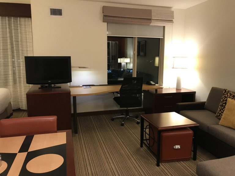 すべての家具が壁に沿って配置され空間スペースをうまく利用しているなと思いました