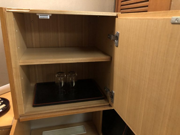 棚の中にグラス