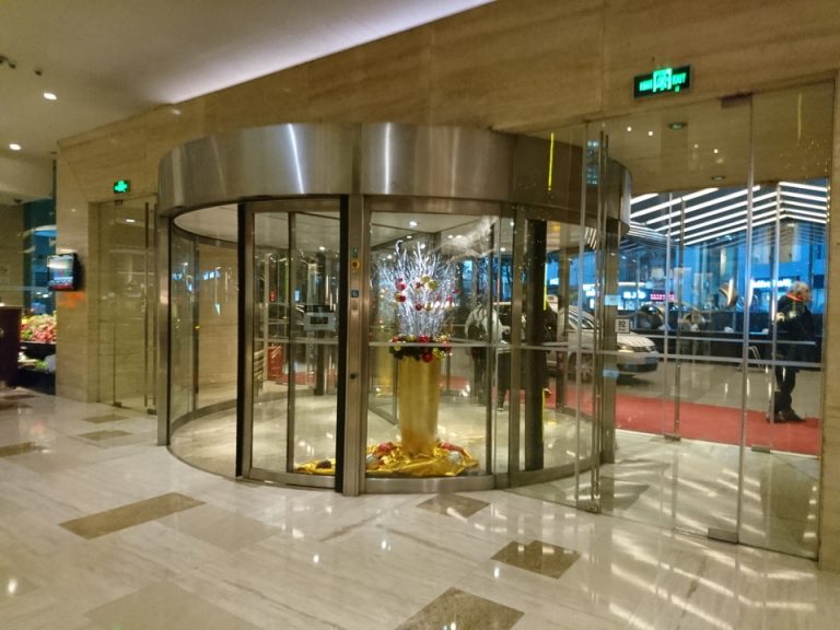 正面エントランス内観