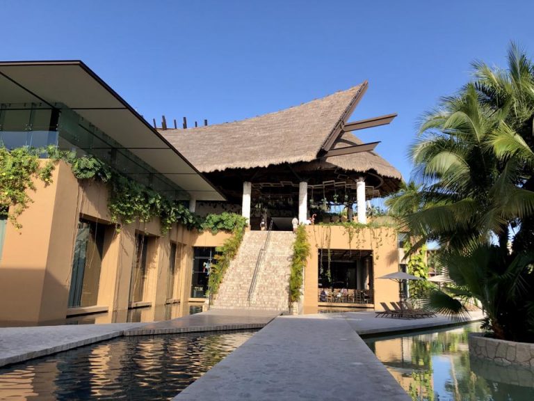 ロビー棟の外観。南国らしくオシャレです。