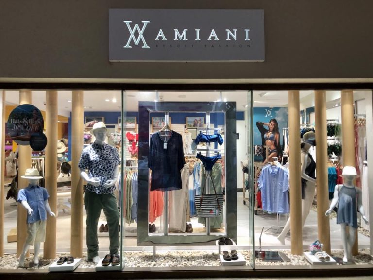 服や水着が売っています。