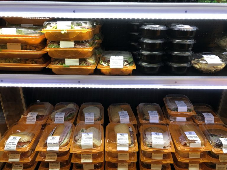 サンドイッチも売っていますが割高です。