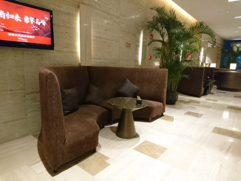 フロント前のソファー