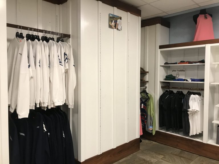 トミーバハマに似たラインナップに展示の仕方だなぁと個人的に思いました。販売されているものはすごくクオリティいいもので安物のお土産屋さんのものって感じはなく将来使える生地からデザインでローカルのものでした。さすがニューポート。