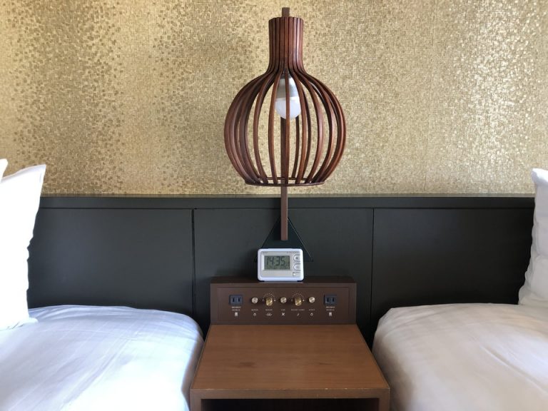 ベッド横(1)