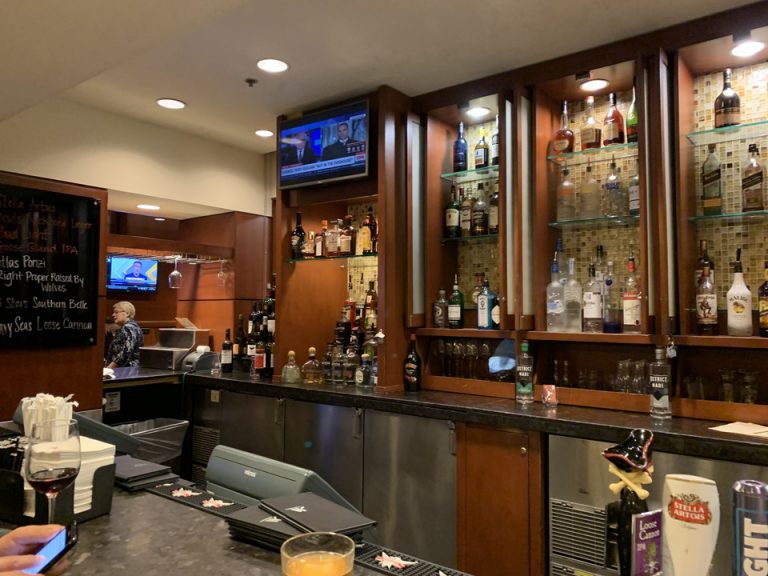 ホテル内レストランバーカウンター2