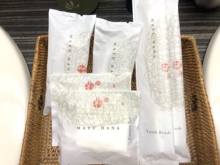 アメニティー 下から時計回りにコットン、シェーバー、歯ブラシ