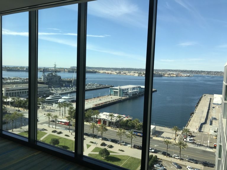 ミッドウェイを見れるエレベーターホール