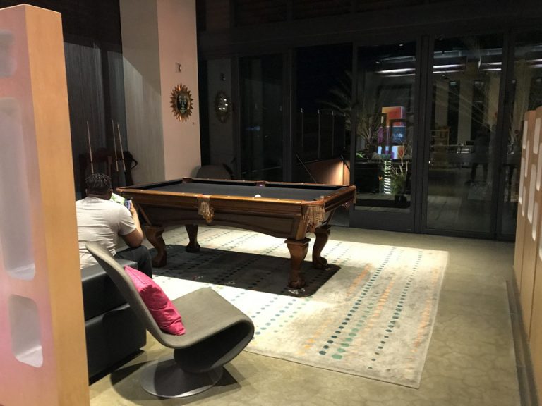 ロビーにはビリヤード台もありプレイできるようになっていました