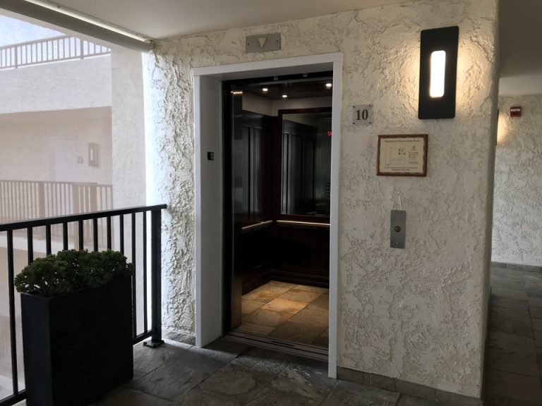 アメリカでは最上階をペントハウスと言いますがペントハウスのエレベーター付近