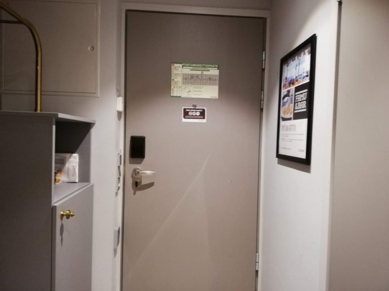 客室入口内観ドア2