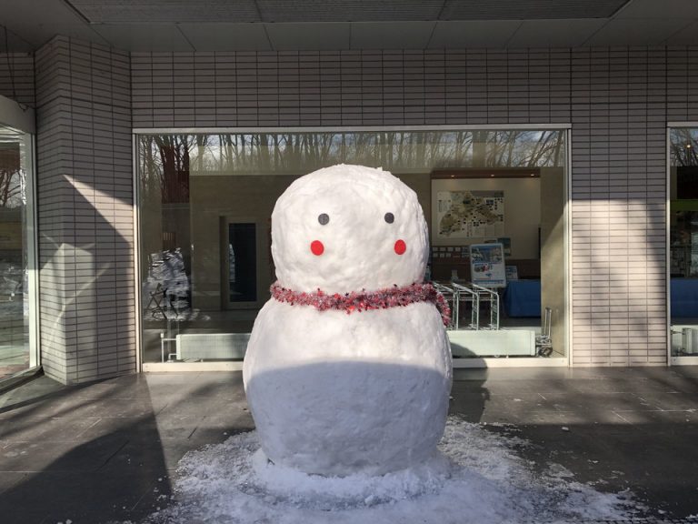 フロント前に雪だるま