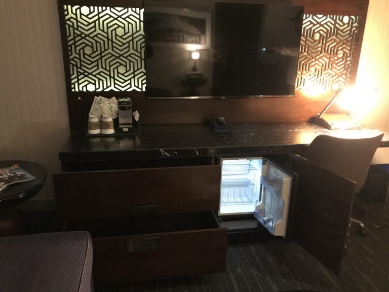 ミニ冷蔵庫もあるデスク