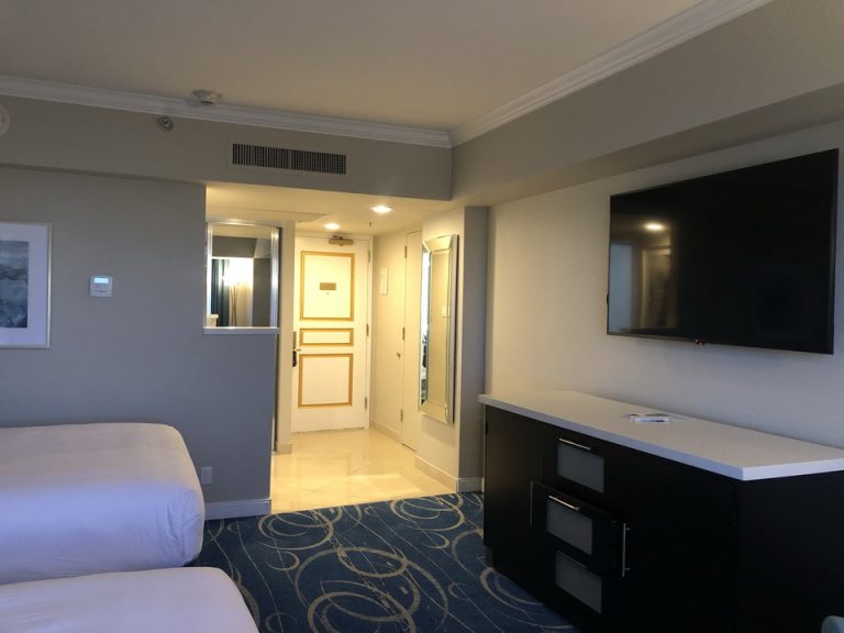 客室全体 入口方向