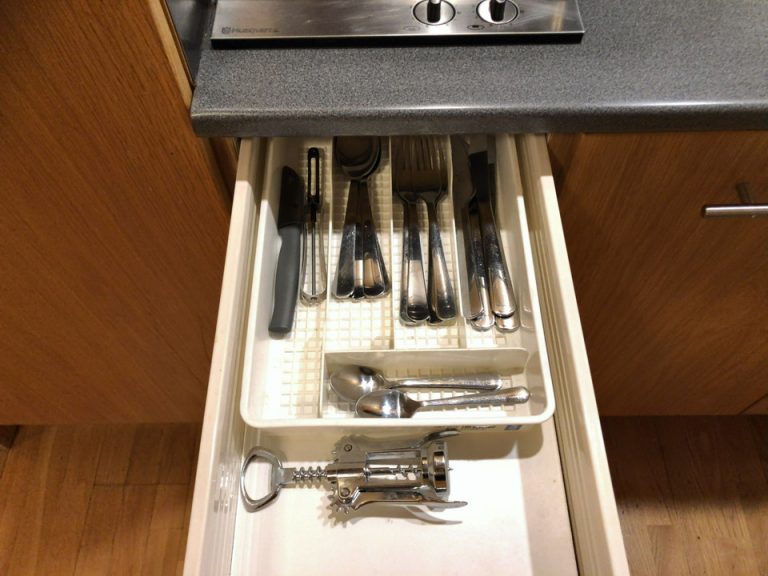 キッチン下部の引き出し1段目(果物ナイフ、フォーク、スプーン、ワインオープナーなど)