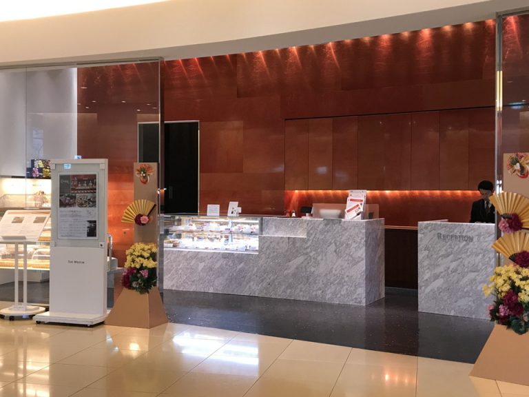 こちらでケーキをオーダーして、誕生日の母と旦那ように部屋にサープライズ演出を
