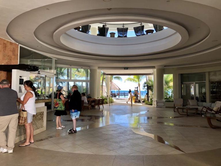 ロビー全体。入ってすぐに海が見えます。