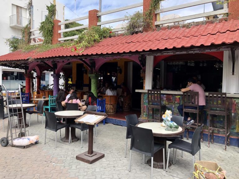 ダウンタウンにはレストランがたくさんあります。