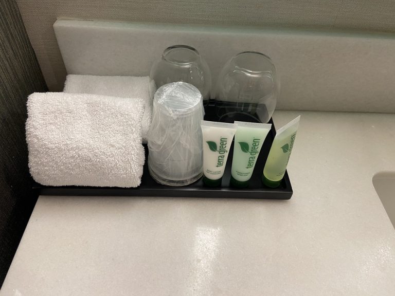 洗面台 コップとアメニティ