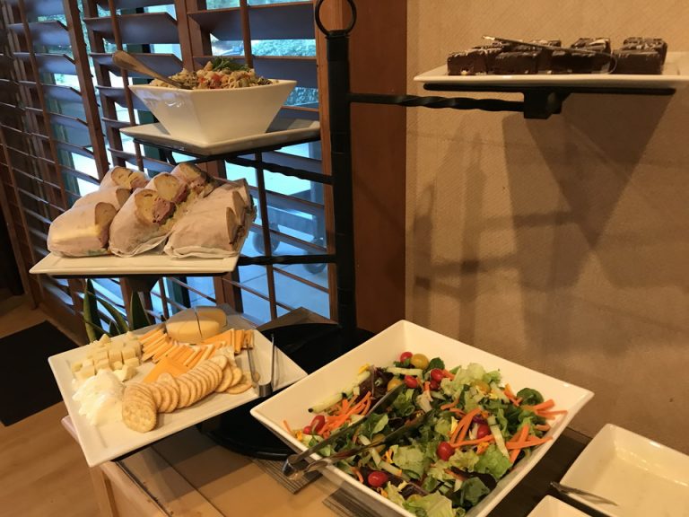 サラダやチーズにパスタ、サンドイッチもあり充実していました