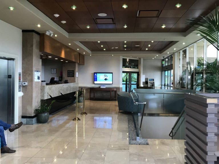 チェックインカウンター及びロビー付近