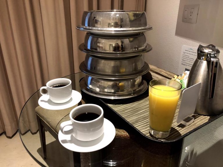 ルームサービスの朝食はスマホアプリから前日に時間指定で予約できます。