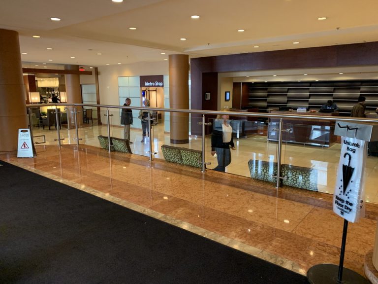 エントランスから見たフロントエリア