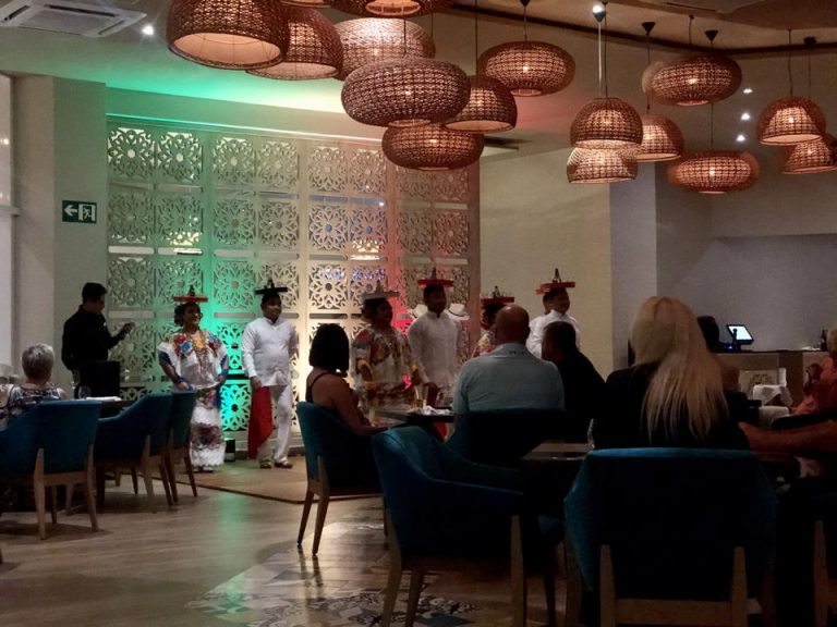 メインレストランでナイトショーがありました。