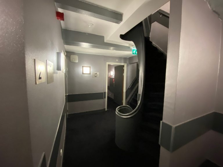 客室階入り口付近廊下