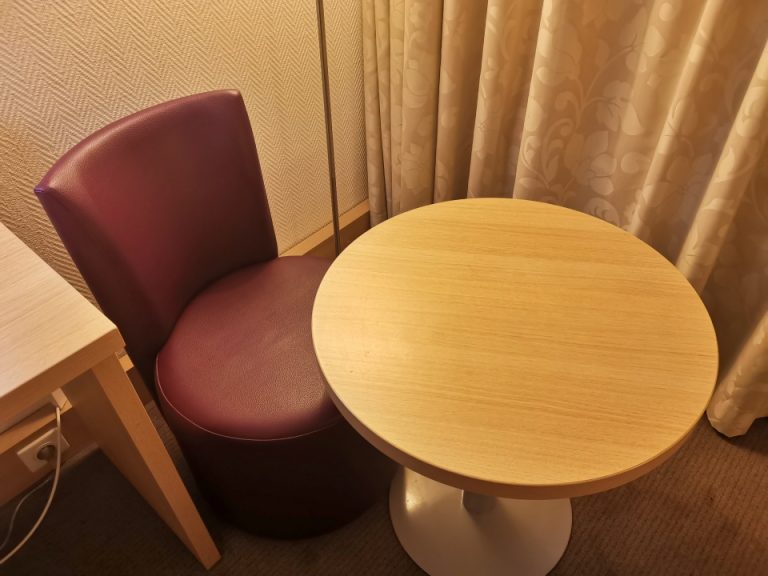 ソファとテーブル