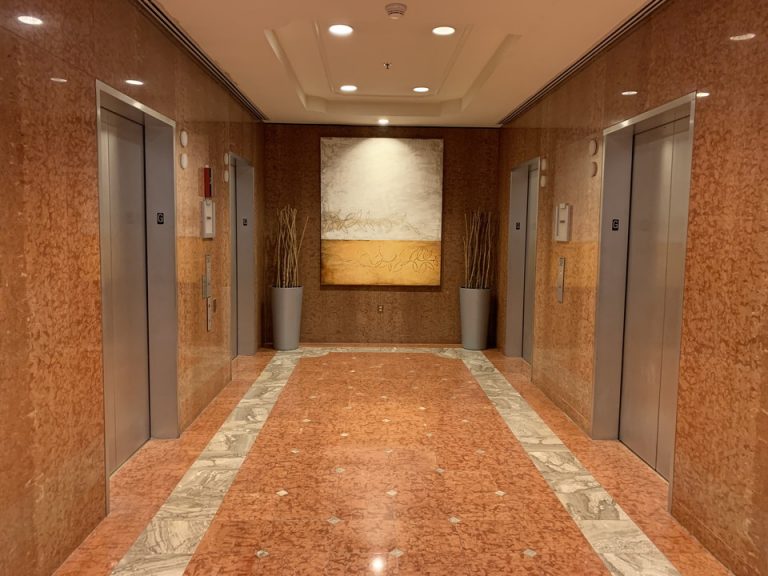 フロント階エレベーターホール全体