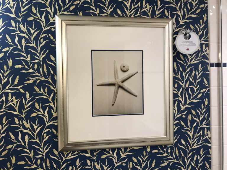 海にいるんだと気分を上げてくれる絵。バスルーム。