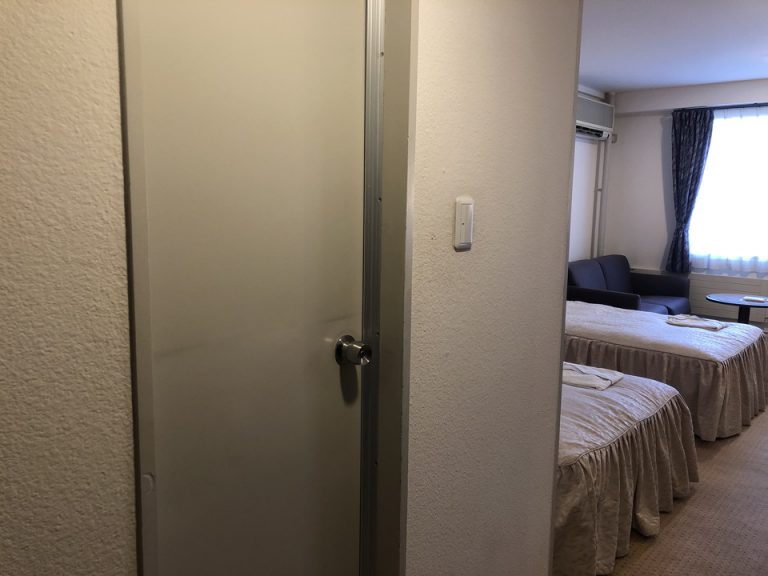 バスルーム入口ドア